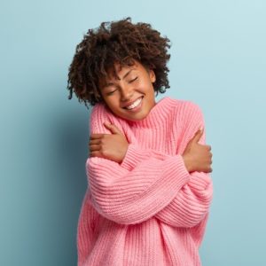 ame-se-o-conceito-foto-de-linda-mulher-sorridente-se-abracando-tem-alta-auto-estima-fecha-os-olhos-de-gozo_273609-25478 autoestima precisamos conversar sobre isso
