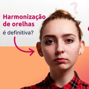 letreiro escrito "Harmonização de orelhas é definitiva?", com uma seta apontando para uma mulher descontente, por conta da aparência de suas orelhas.